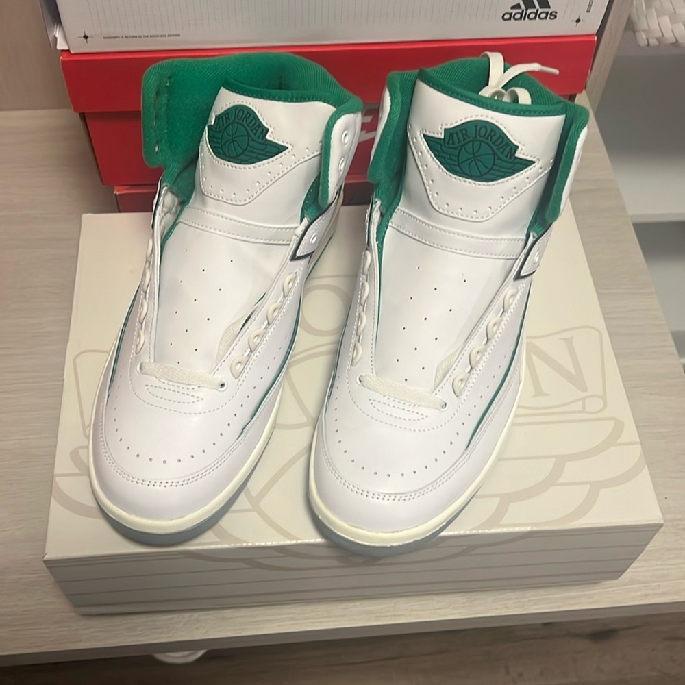 Brand New Sz 10 Jordan 2 ‘Lucky Green’ with box